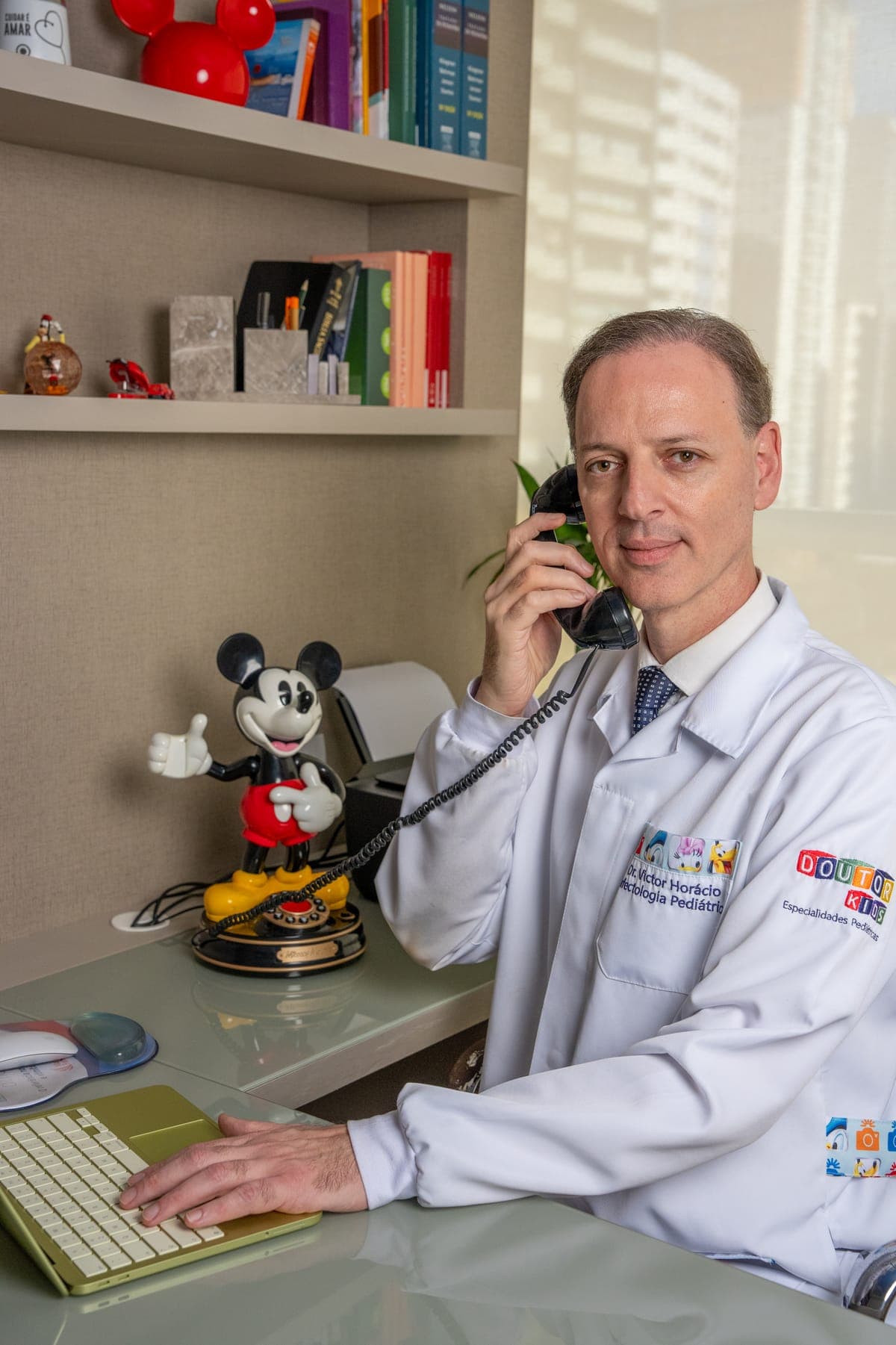 Dr. Victor Horácio atende um telefonema no consultório da Doutor Kids